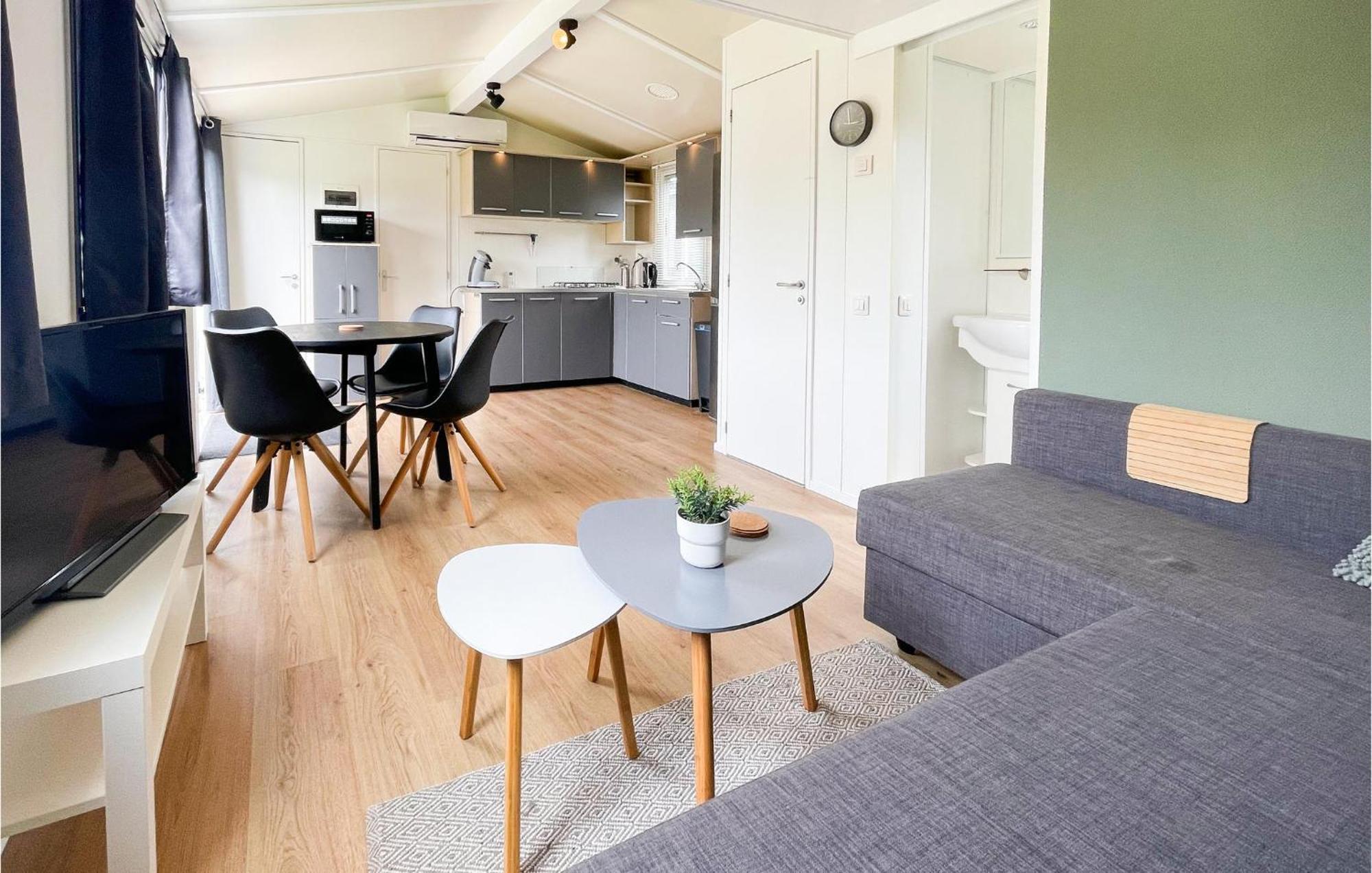 Gorgeous Home In Tzummarum With Wifi Extérieur photo
